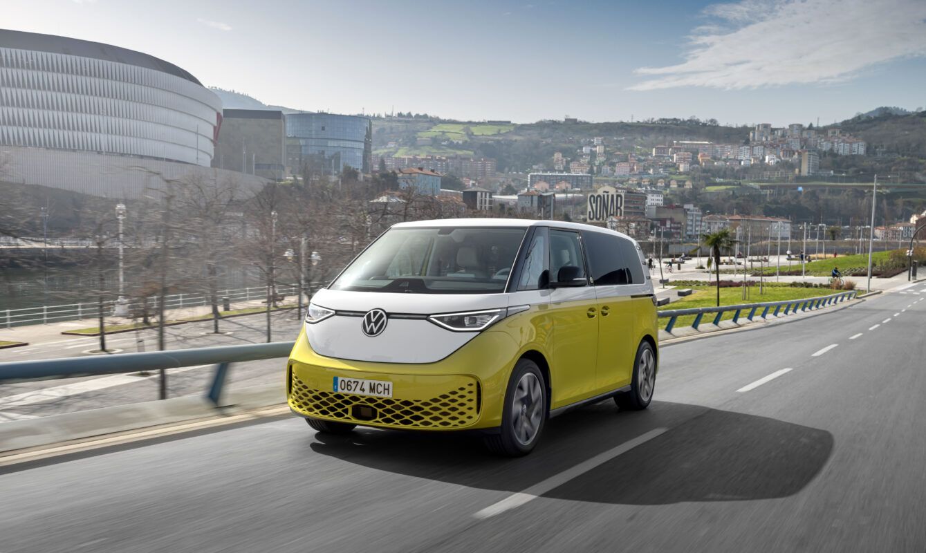 Ya están disponibles las Volkswagen I D. Buzz de pasajeros y de carga completamente eléctricas, desde 58.200 euros