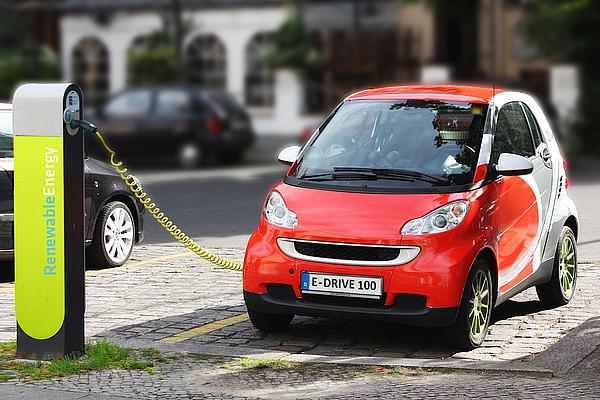 El coche eléctrico necesita una reforma fiscal y reducir el IVA