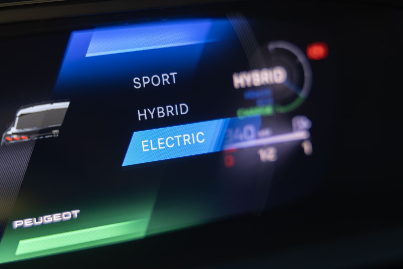 El Peugeot 408 se renueva por completo y ofrece interesantes variantes electrificadas. Ya tiene precio y las primeras unidades las veremos el año que viene