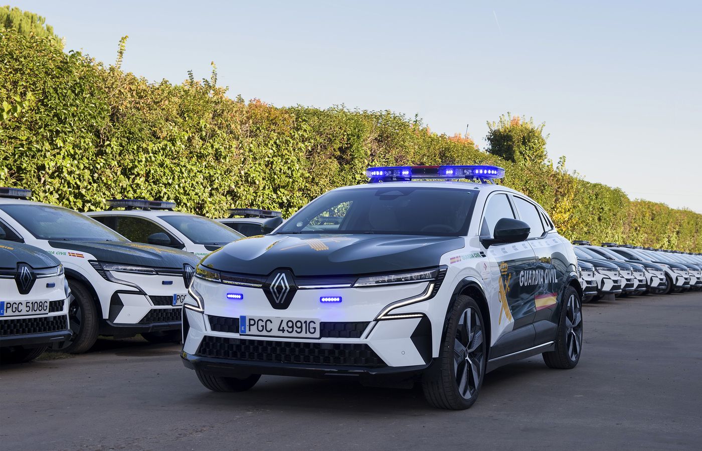 La Guardia Civil suma y sigue e incorpora 118 coches 100% eléctricos Renault Megane E-Tech a su flota como parte del plan de transición energética