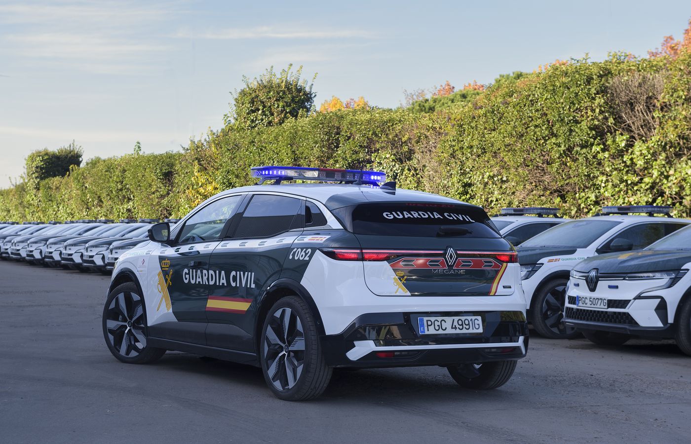La Guardia Civil suma y sigue e incorpora 118 coches 100% eléctricos Renault Megane E-Tech a su flota como parte del plan de transición energética