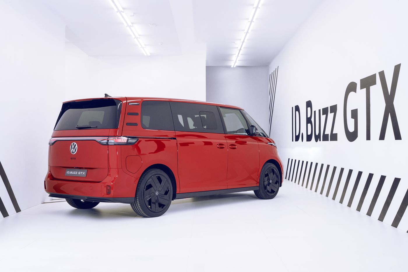 La Volkswagen ID. Buzz GTX se convierte en la heredera de la furgoneta hippie más potente de todos los tiempos