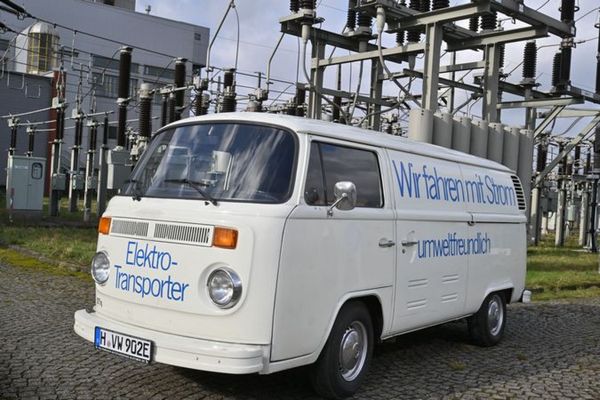 Volkswagen T2 Electric de 1978, un vehículo eléctrico del siglo pasado por una de las grandes marcas que apuestan por la electrificación del automóvil